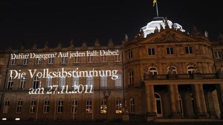 Mit einer Projektion am Neuen Schloss in Stuttgart wirbt die baden-württembergische Landesregierung für die Beteiligung an der Volksabstimmung über das Stuttgart 21 am Sonntag. Foto: Franziska Kraufmann dpa