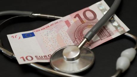 Momentan müssen Patienten pro Quartal zehn Euro zahlen. Die schwarz-gelbe Koalition will die Praxisgebühr im kommenden Jahr reformieren. Foto: Patrick Pleul dpa