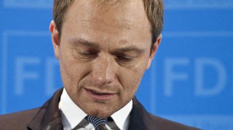 Der scheidende FDP-Generalsekretär Christian Lindner gibt auf einer Pressekonferenz seinen Rücktritt bekannt. 