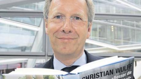 Der spätere Bundespräsident Christian Wulff im Jahr 2007 mit dem Buch „Besser die Wahrheit – Christian Wulff im Gespräch mit Hugo Müller-Vogg“. 