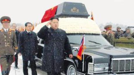 Der neue Machthaber Kim Jong Un salutiert an der Seite der riesigen Limousine, auf deren Dach der Sarg seines verstorbenen Vaters Kim Jong Il liegt. Um ihn herum die mächtigsten Funktionäre des Landes, unter anderem hinter ihm – ebenfalls in Zivil – sein Onkel Jang Song Thaek, der zum wichtigsten Strippenzieher in Nordkorea werden könnte.  