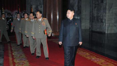 Kim Jong Un (r.) ist offiziell zum Oberbefehlshaber der Volksarmee ernannte worden. Foto: EPA/STR/ Archiv dpa