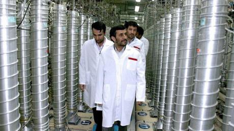 Mahmud Ahmadinedschad beim Besuch der Urananreicherungsanlage in Natans. Foto: Iran's Presidency Office dpa