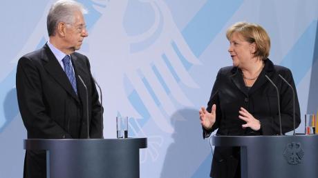 Bundeskanzlerin Merkel und Italiens Ministerpräsident Monti nach ihrem Treffen im Bundeskanzleramt in Berlin  Foto: Wolfgang Kumm dpa