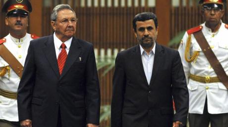 Raul Castro (l) empfängt Mahmud Ahmadinedschad in Havanna. Foto: Alejandro Ernesto dpa
