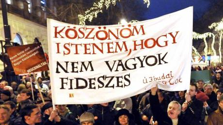 Oppositionelle protestieren in Budapest gegen den weitreichenden politischen Umbau Ungarns durch die Regierung Orban. Foto: Tamas Kovacs/Archiv dpa