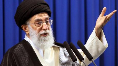 Der Iran, auf dem Foto ist Religionsführer Ajatollah Ali Chamenei zusehen, hat den Erhalt einer Mitteilung aus Washington bestätigt, in der sich die USA offenbar zu dem Streit über die Seestraße von Hormus äußern. 