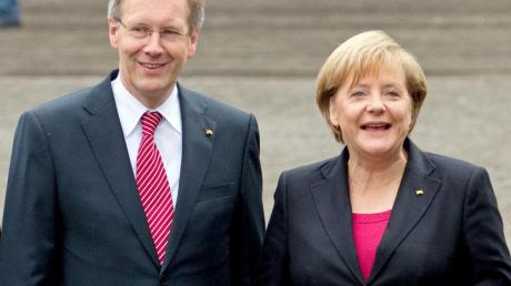 Affären über Affären: Christian Wulff ist weiter unter Druck. Nun hat Angela Merkel den Bundespräsidenten aufgefordert, die gegen ihn erhobenen Vorwürfe restlos aufzuklären.