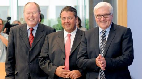 Der frühere Bundesfinanzminister Peer Steinbrück (l-r), der SPD-Vorsitzende Sigmar Gabriel und der SPD-Fraktionsvorsitzende im Bundestag, Frank Walter Steinmeier lassen sich nicht verrückt machen.