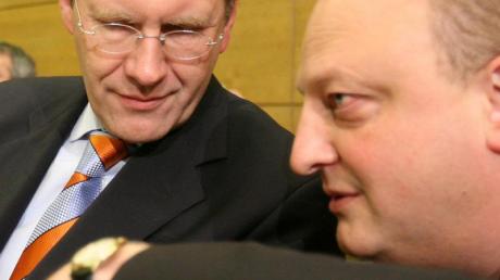 Der frühere Sprecher von Bundespräsident Christian Wulff hat einem Bericht zufolge für seinen Wechsel von Niedersachsen nach Berlin einen Aufschlag auf seine Bezüge erhalten.