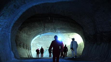 Besucher besichtigen das Erkundungsbergwerk Gorleben. Seit dem Jahr 1977 ist der Salzstock als mögliches Endlager für radioaktive Abfälle im Gespräch. Foto: Julian Stratenschulte dpa