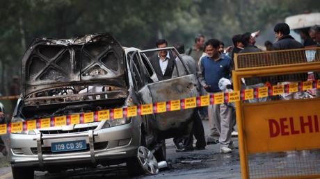 Bei einem Bombenanschlag in Neu Delhi ging ein Diplomatenfahrzeug nach der Explosion in Flammen auf. Israelische Vertretungen weltweit wurden aus Furcht vor weiteren Anschlägen in erhöhte Alarmbereitschaft versetzt. Foto: Harish Tyagi dpa