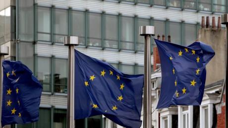 Fahnen wehen vor dem EU-Gebäude in Brüssel: Die EU-Regierungen haben ihre Botschafter aus Weißrussland «zu Konsultationen» in die Hauptstädte zurückgerufen. Foto: Olivier Hoslet dpa