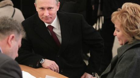 Wladimir Putin und seine Frau Ljudmila warten auf ihre Stimmzettel. Foto: Sergei Chirikov dpa