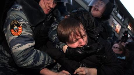 Die Polizei hat bei Kundgebungen nach der Wahl Putins mehrere hundert Demonstranten festgenommen. 