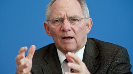 Finanzminister Schäuble rechnet mit der Zustimmung von SPD und Grünen zum dauerhaften Euro-Rettungsschirm ESM. Foto: Robert Schlesinger dpa