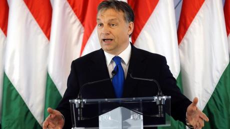 Die Eu-Kommission verklagt den ungarischen Premierminister Viktor Orban. Gleichzeitig sagt die EU Gespräche über Finanzhilfen für Ungarn zu. 