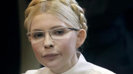 An ihrem Schicksal macht sich die Kritik des Westens fest: Die ehemalige ukrainische Regierungschefin Julia Timoschenko in einem Gerichtssaal in Kiew. Foto: Sergey Dolzhenko  dpa