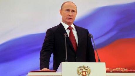 Begleitet von Protesten tritt Wladimir Putin seine dritte Amtszeit als russischer Präsident an. Foto: Vladimir Rodionov dpa