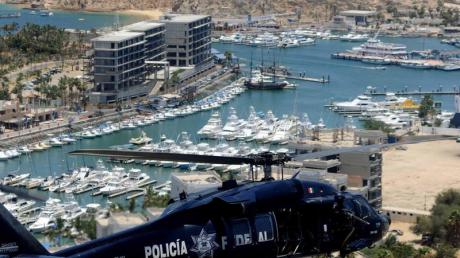 Ein Polizei-Hubschrauber kreist über dem Tagungsort des G20-Gipfels, Los Cabos. Foto: str dpa