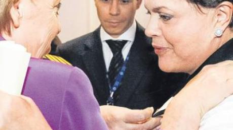 Gegenseitiges Schulterklopfen: die Bundeskanzlerin mit der brasilianischen Präsidentin Dilma Rousseff (rechts).  