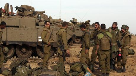 Israelische Soldaten sammeln sich an der Grenze zum Gazastreifen. Foto: Atef Safadi dpa