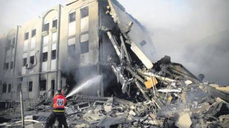 Palästinensisches Kampfgebiet: Nicht mehr viel zu retten gab es gestern für Feuerwehrleute, die versuchten, das Übergreifen von Flammen auf Nachbargebäude nach einem israelischen Luftangriff auf Gaza-Stadt zu verhindern.   