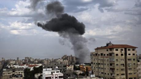 Rauchwolke über Gaza-Stadt nach einem Luftschlag der Israelis. Foto: Ali Ali dpa
