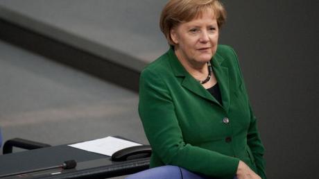Bundeskanzlerin Merkel ist nächste Woche länger im Amt als ihr Vorgänger Gerhard Schröder. Foto: Robert Schlesinger/Archiv dpa