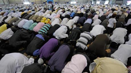 Betende Muslime der Ahmadiyya-Gemeinde beim Freitagsgebet. Das Bild ist in Mannheim aufgenommen worden.