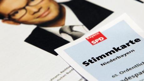 Ein Stimmkarte liegt auf einem Foto des Landesvorsitzenden der bayerischen SPD Florian Pronold.