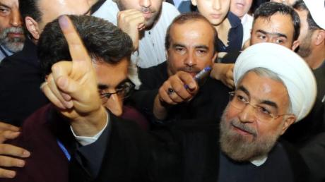 Präsidentschaftskandidat Hassan Ruhani nach der Stimmabgabe.