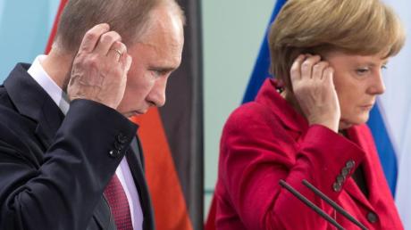 Bundeskanzlerin Angela Merkel (CDU) und der russische Staatspräsident Wladimir Putin kennen sich gut. Hier sind sie bei einer Pressekonferenz im Bundeskanzleramt in Berlin zu sehen. Archivfoto