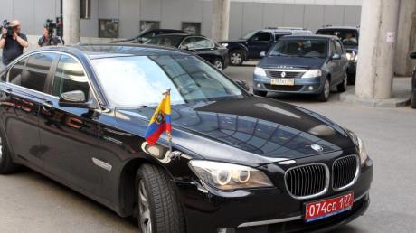 Ein Auto der Botschaft von Ecuador steht vor dem Flughafen in Moskau.