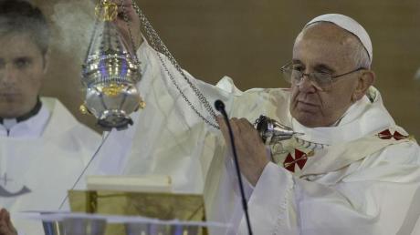 Papst Franziskus hat mit starken Worten den weltweiten Drogenhandel ngeprangert.