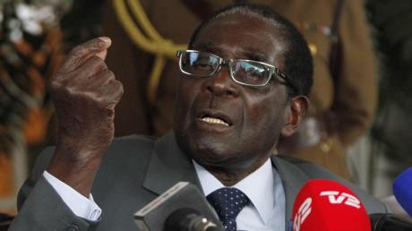 Simbabwes Langzeitpräsident hat schon im ersten Wahlgang deutlich die Mehrheit erreicht.