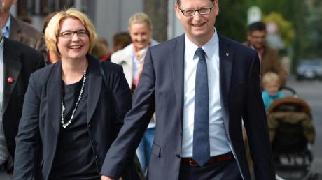 Der hessische SPD-Spitzenkandidat Thorsten Schäfer-Gümbel und seine Frau auf dem Weg zum Wahllokal.