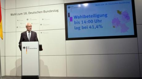 Bundeswahlleiter Roderich Egeler gibt am das Zwischenergebnis zur Wahlbeteiligung der Bundestagswahl bekannt. Es wird ein knappes Ergebnis erwartet.