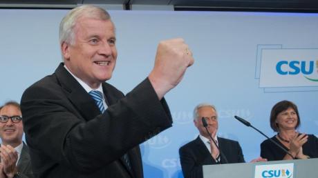 Bayerns Ministerpräsident und CSU-Vorsitzender Horst Seehofer jubelt am in München nach der Bekanntgabe der ersten Hochrechnungen zur Bundestagswahl.