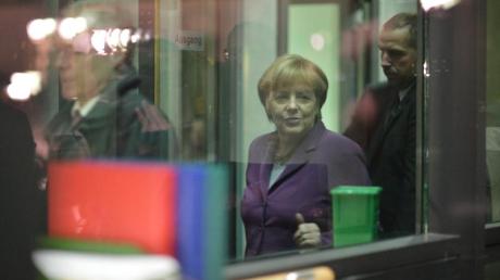 Nach knapp drei Stunden Sondierung: Kanzlerin Merkel verlässt das Haus der Deutschen Parlamentarischen Gesellschaft.