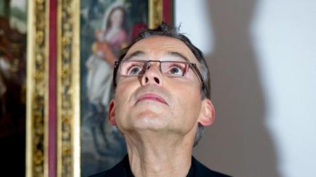 Wie geht es weiter mit Tebartz-van Elst? Der Limburger Bischof richtet bange Blicke nach oben. Nach der Audienz bei Papst Franziskus soll er offenbar im Amt bleiben.