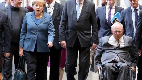 Auf dem Weg zu weiteren Sondierungsgesprächen mit der SPD. Finanzminister Schäuble will keine Steuererhöhungen.