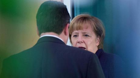 Angela Merkel im Gespräch mit SPD-Chef Sigmar Gabriel.