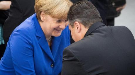 Bundeskanzlerin Angela Merkel im Gespräch mit SPD-Chef Sigmar Gabriel. Diese Woche soll der schwarz-rote Koalitionsvertrag stehen. Heute stehen Verhandlungen von Union und SPD «in kleiner Runde» an - danach wird es ernst.