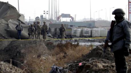 In Kabul ist ein Konvoi mit fünf gepanzerten Bundeswehrfahrzeugen von einem Selbstmordattentäter attackiert worden.