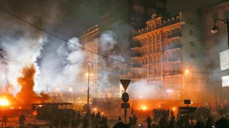 Konfrontation in Kiew: Regierungsgegner und Polizisten im Zentrum der ukrainischen Hauptstadt.