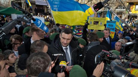 Unter dem Motto „Euromaidan München“ zeigen Auslandsukrainer in der bayerischen Landeshauptstadt ihre Solidarität mit den demonstrierenden Landsleuten in Kiew. Sie sind begeistert, als Vitali Klitschko einen Abstecher von der Sicherheitskonferenz macht, um eine kämpferische Rede zu halten.   

