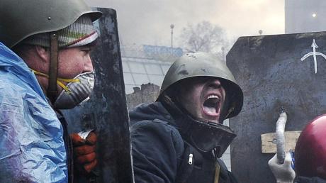 Unter Feuer – nach Augenzeugenberichten wurden Regierungsgegnerauf dem Kiewer Maidan-Platz von Scharfschüssen ins Visier genommen.  

