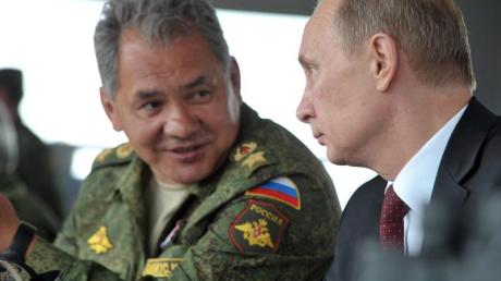 Wladimir Putin und sein Verteidigungsminister Sergej Schoigu bei einem Manöver.