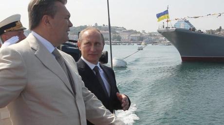 Wladimir Putin und der damalige ukrainische Präsident Viktor Janukowitsch im Militärhafen von Sewastopol.